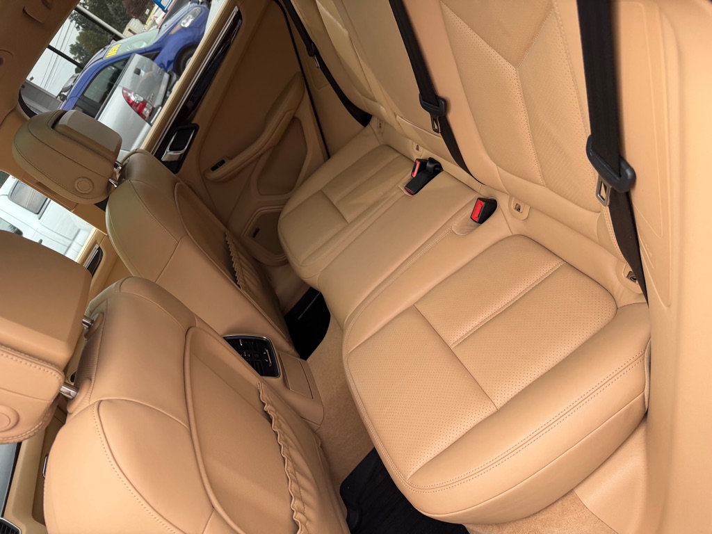 Photo 53 of this PORSCHE MACAN