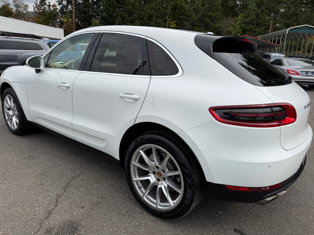 Photo 21 of this PORSCHE MACAN