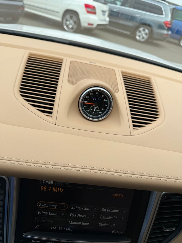 Photo 39 of this PORSCHE MACAN