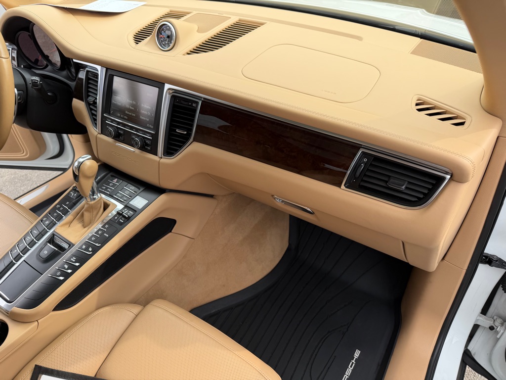 Photo 44 of this PORSCHE MACAN