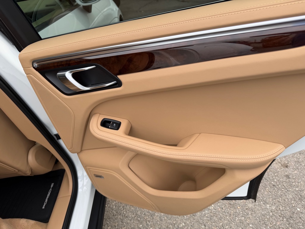 Photo 49 of this PORSCHE MACAN