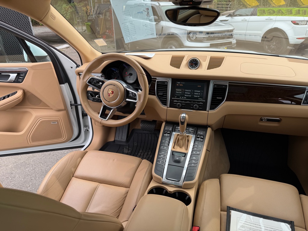 Photo 48 of this PORSCHE MACAN