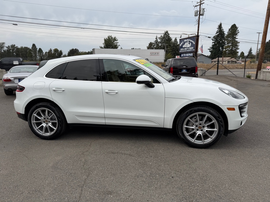 Photo 4 of this PORSCHE MACAN