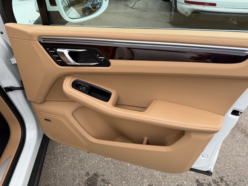 Photo 43 of this PORSCHE MACAN
