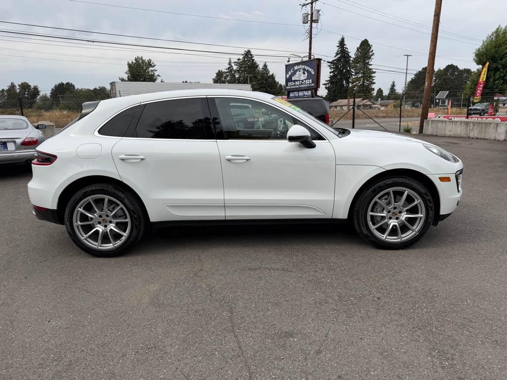 Photo 7 of this PORSCHE MACAN