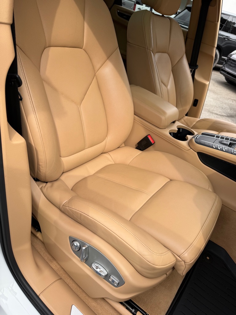 Photo 46 of this PORSCHE MACAN