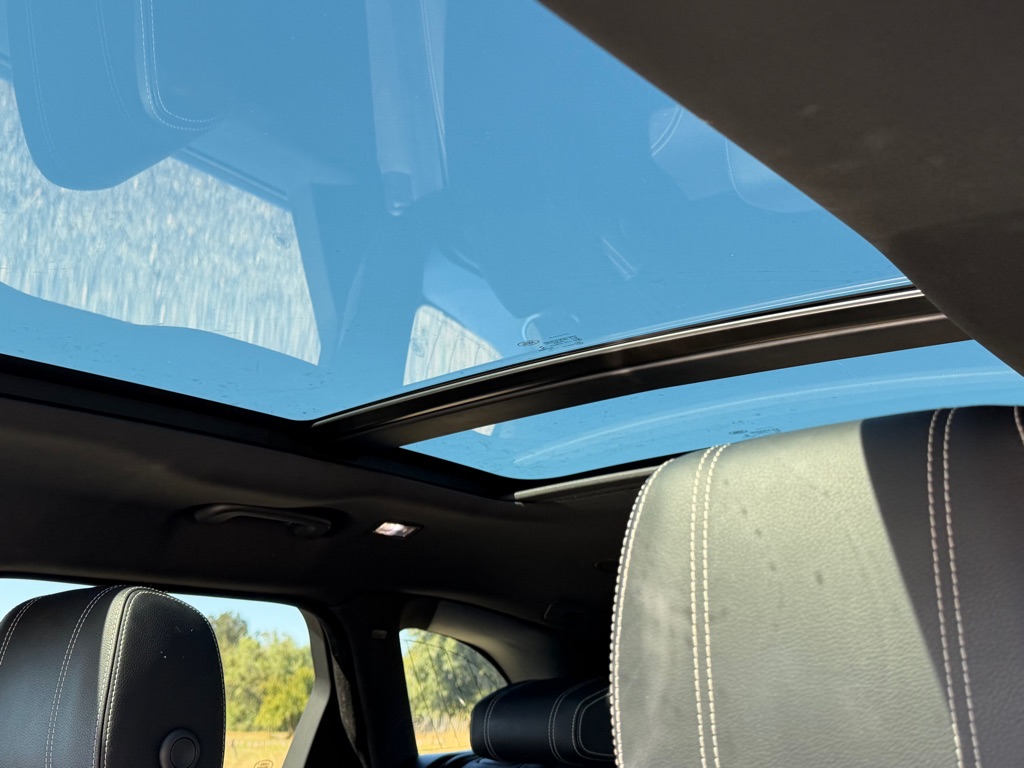 Photo 54 of this LAND ROVER RANGE ROVER VEL