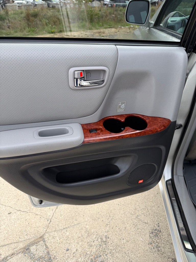 Photo 8 of this TOYOTA HIGHLANDER