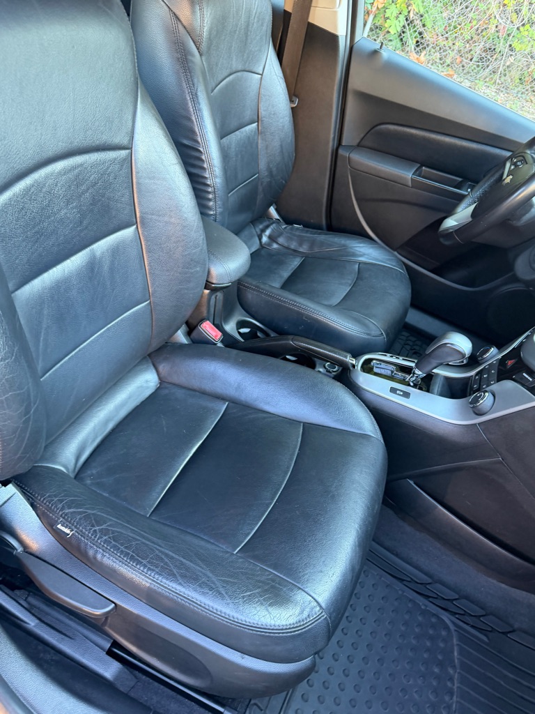 Photo 4 of this CHEVROLET CRUZE