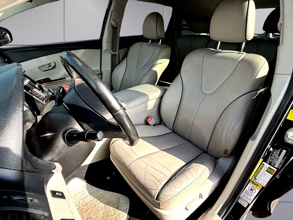 Photo 9 of this TOYOTA VENZA