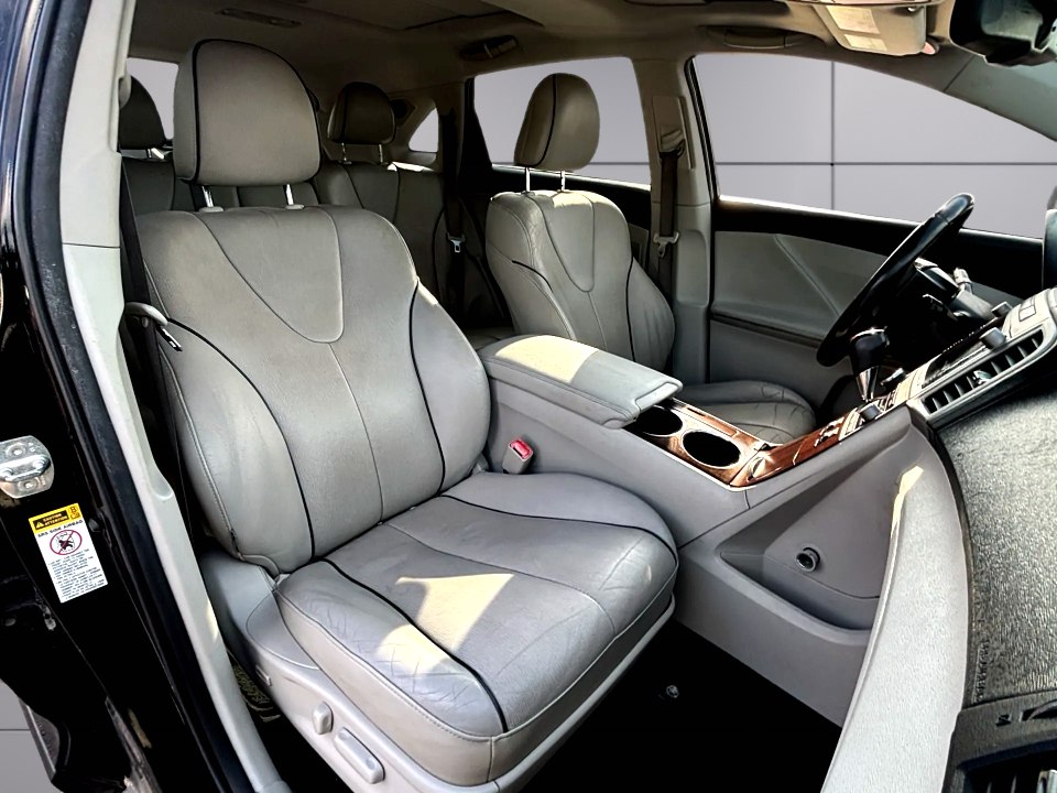 Photo 11 of this TOYOTA VENZA