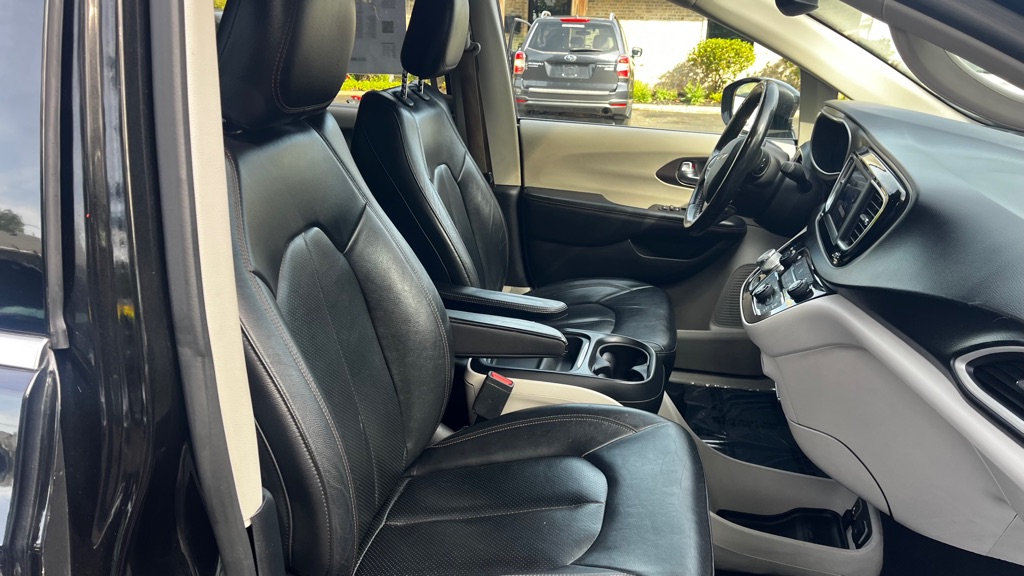 Photo 33 of this CHRYSLER PACIFICA