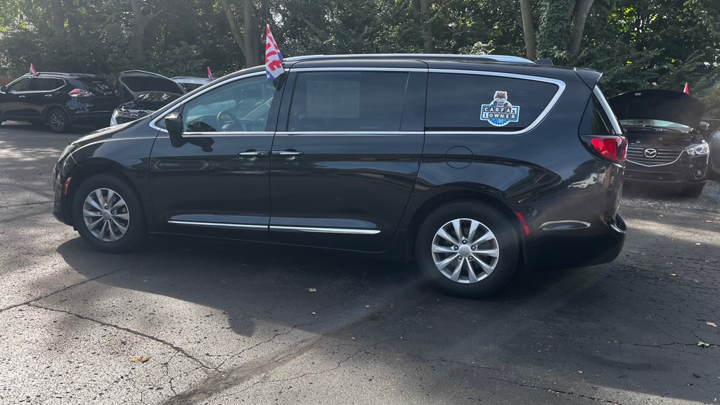 Photo 5 of this CHRYSLER PACIFICA