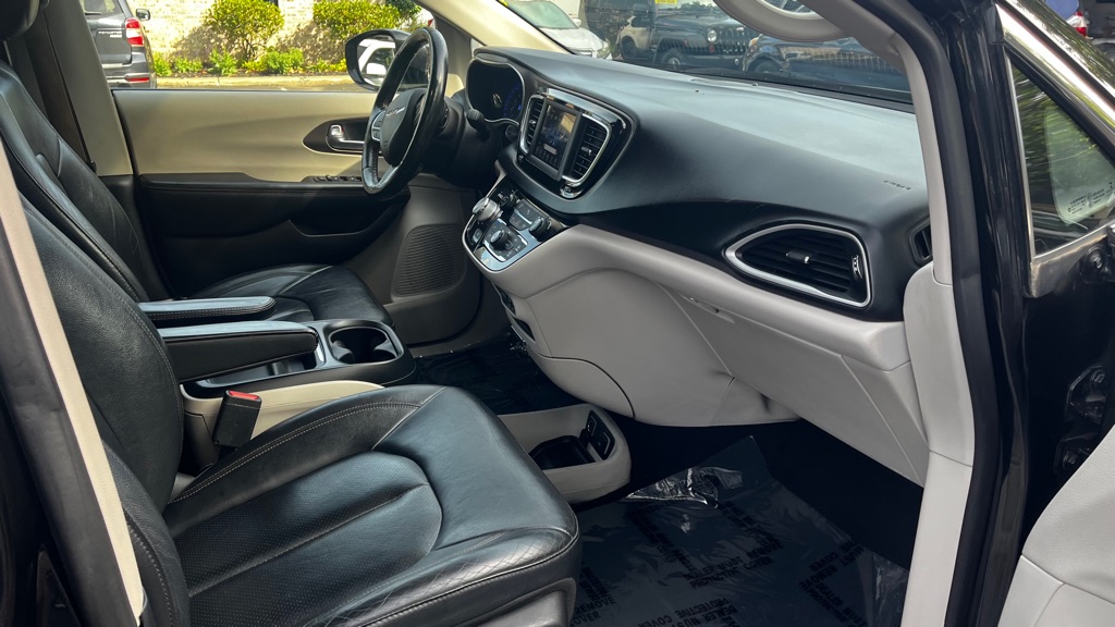 Photo 32 of this CHRYSLER PACIFICA