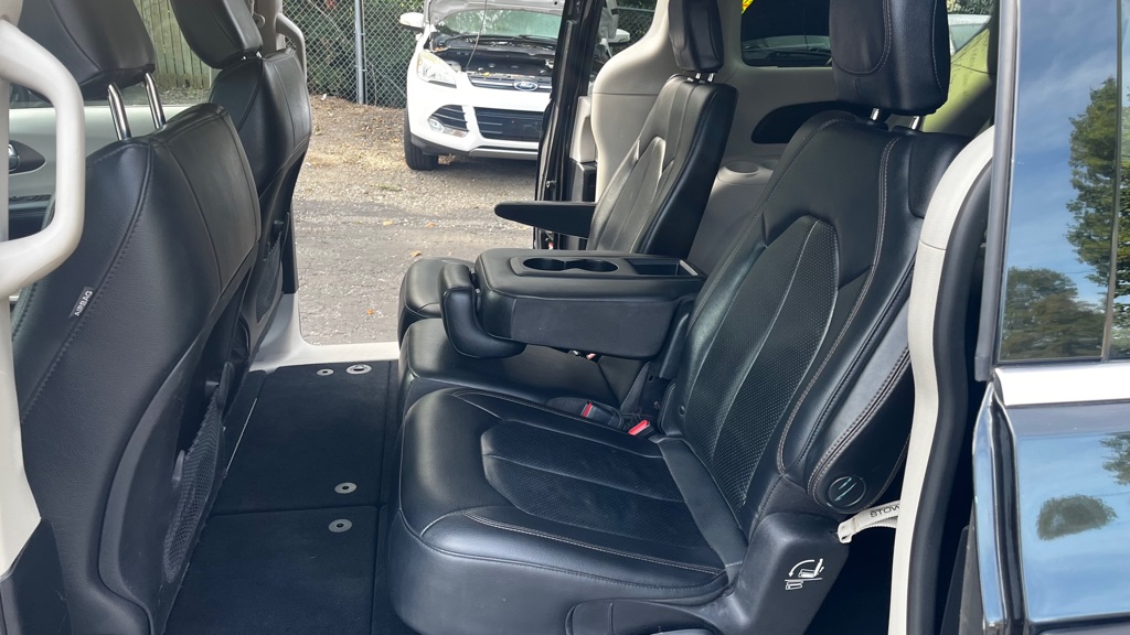 Photo 41 of this CHRYSLER PACIFICA