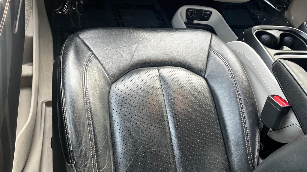 Photo 38 of this CHRYSLER PACIFICA