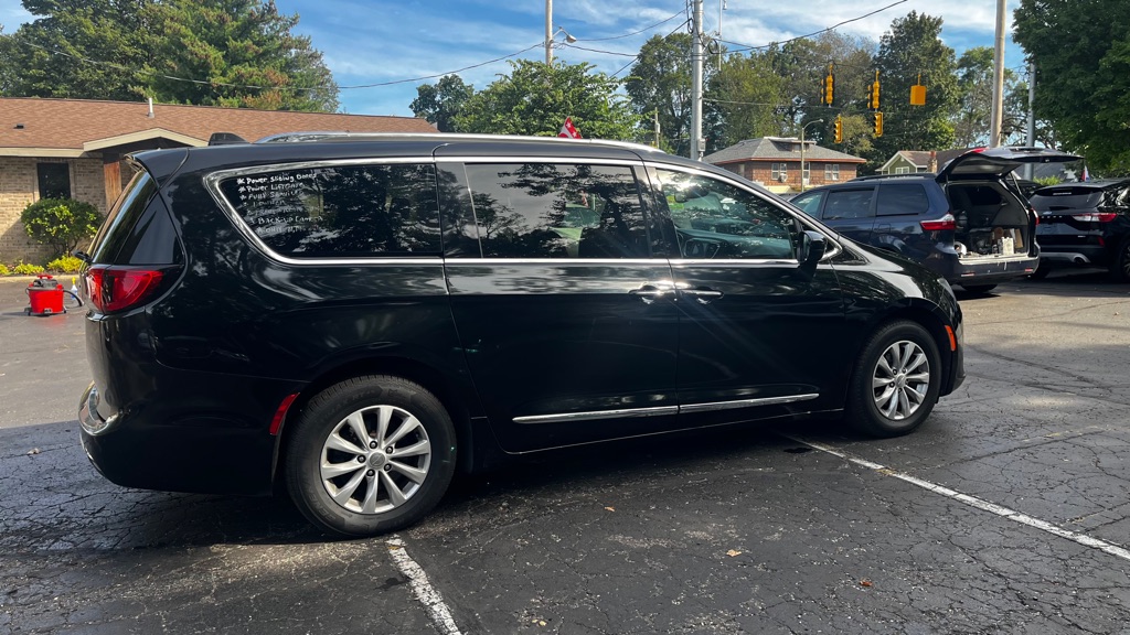Photo 9 of this CHRYSLER PACIFICA