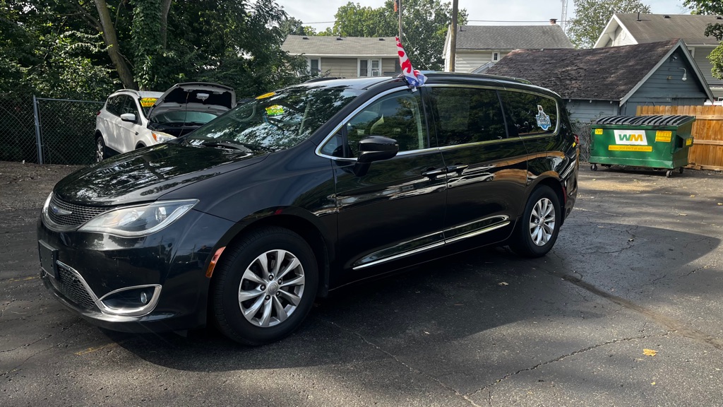 Photo 3 of this CHRYSLER PACIFICA