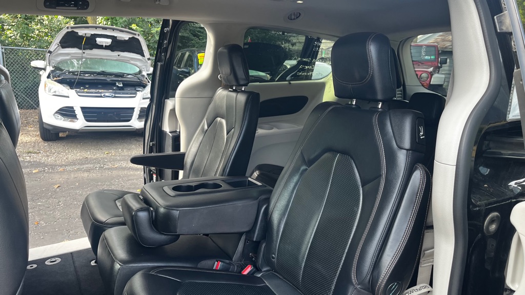 Photo 40 of this CHRYSLER PACIFICA
