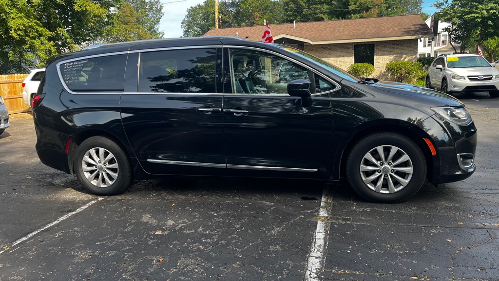 Photo 10 of this CHRYSLER PACIFICA