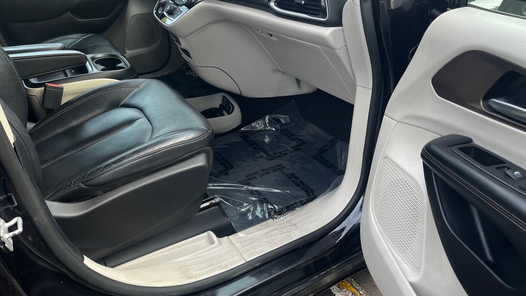 Photo 31 of this CHRYSLER PACIFICA
