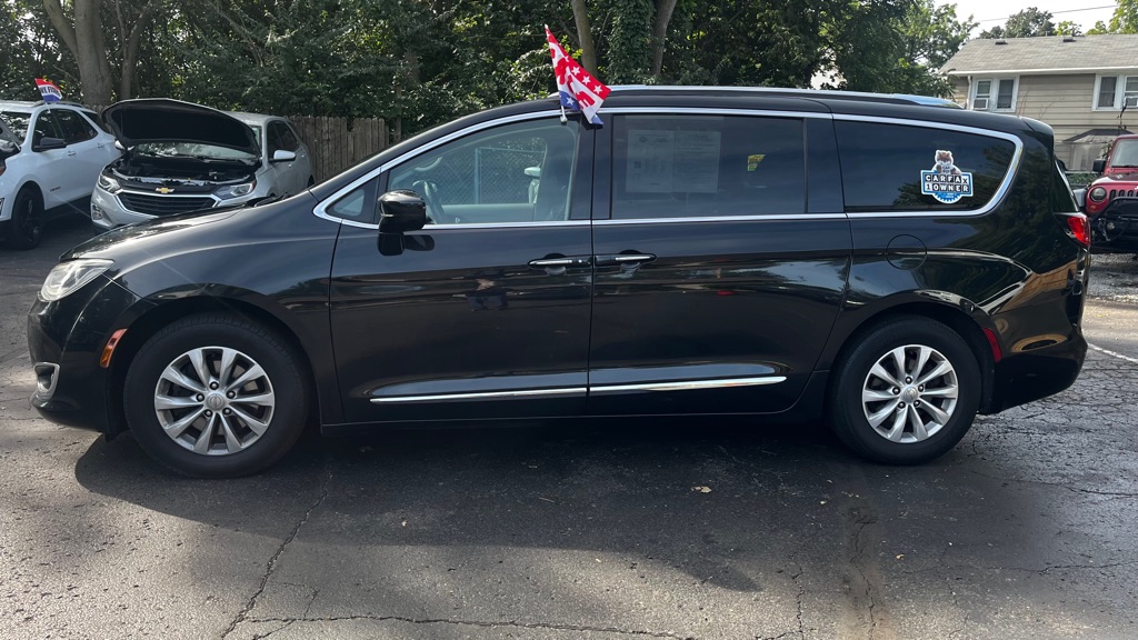 Photo 2 of this CHRYSLER PACIFICA