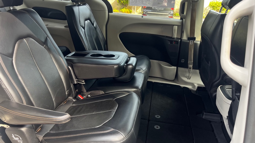 Photo 43 of this CHRYSLER PACIFICA
