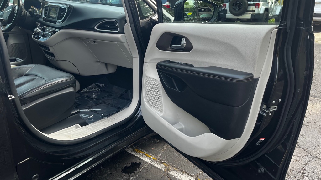 Photo 30 of this CHRYSLER PACIFICA