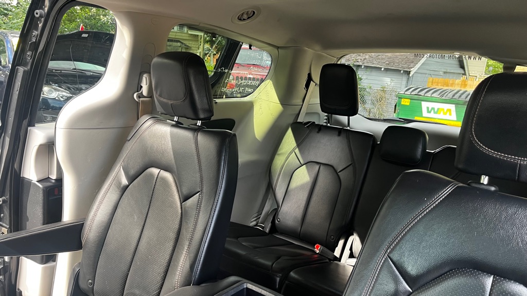 Photo 39 of this CHRYSLER PACIFICA