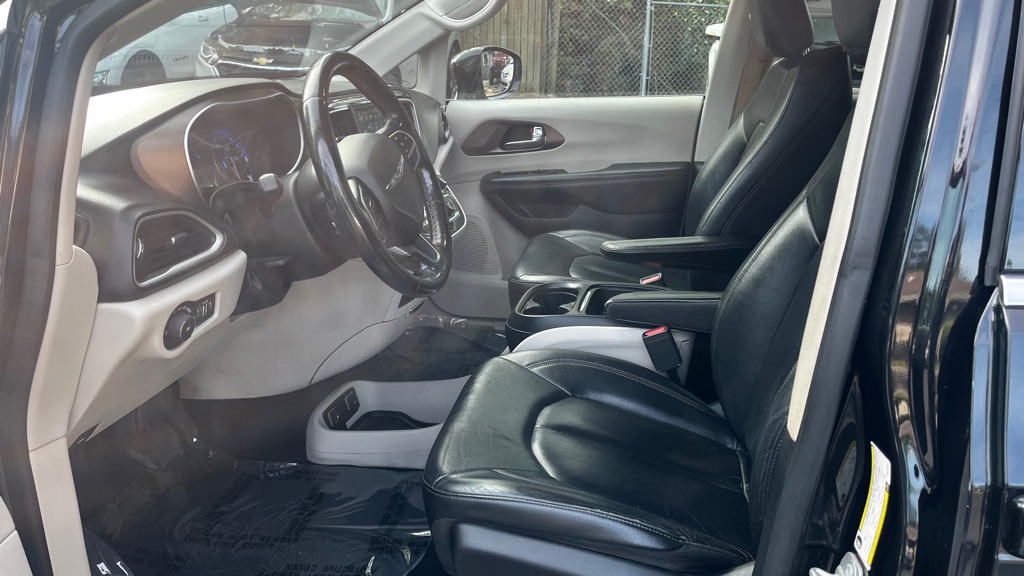Photo 26 of this CHRYSLER PACIFICA