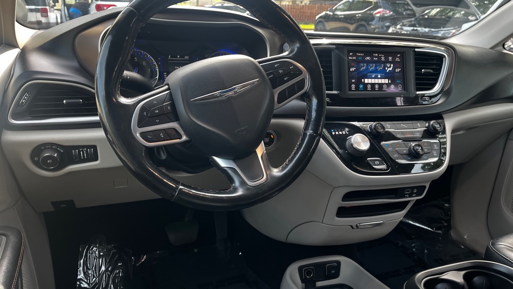 Photo 37 of this CHRYSLER PACIFICA