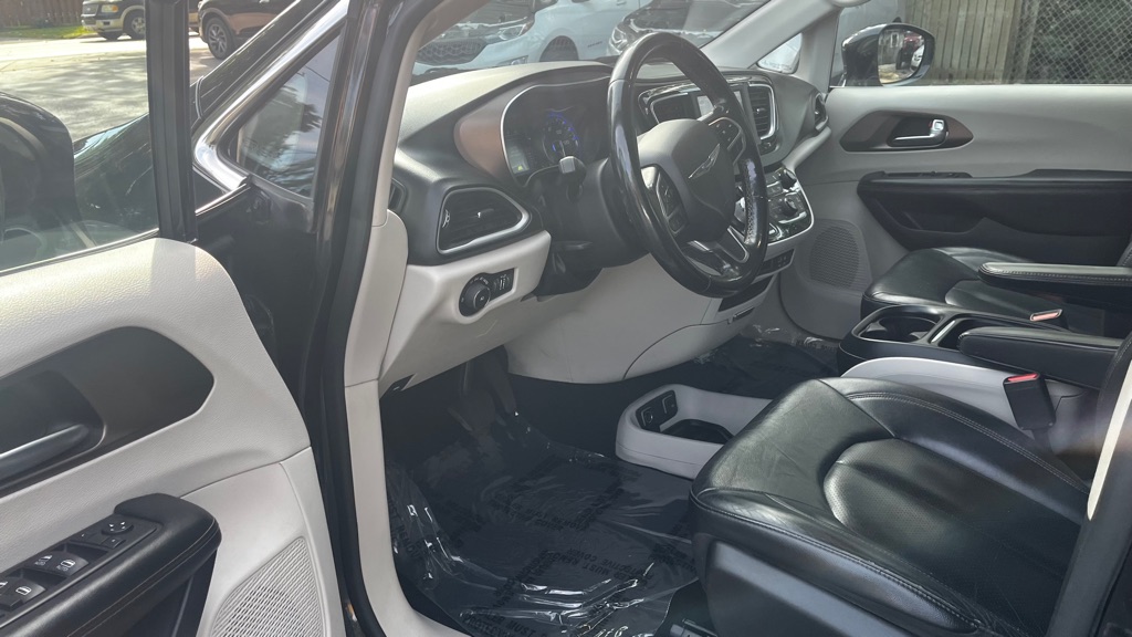 Photo 25 of this CHRYSLER PACIFICA