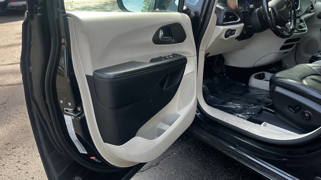 Photo 24 of this CHRYSLER PACIFICA