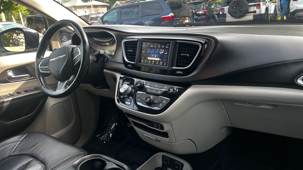 Photo 35 of this CHRYSLER PACIFICA