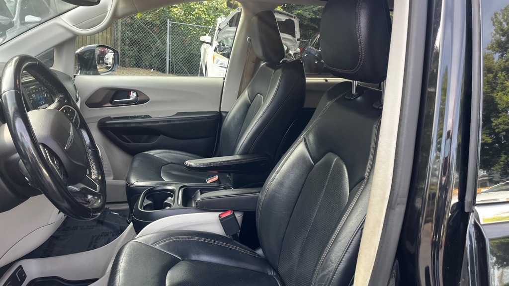 Photo 27 of this CHRYSLER PACIFICA