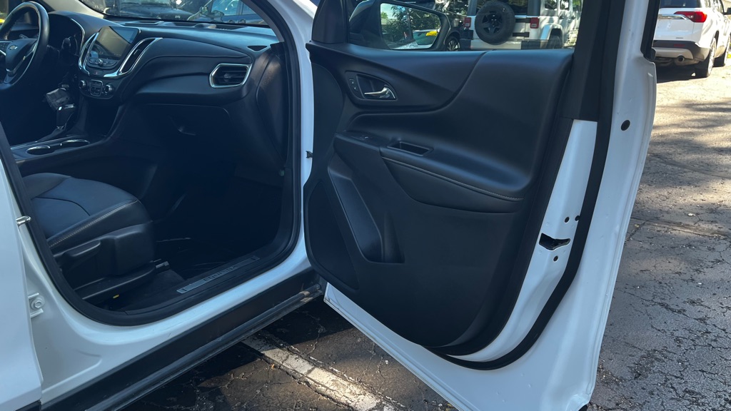 Photo 29 of this CHEVROLET EQUINOX