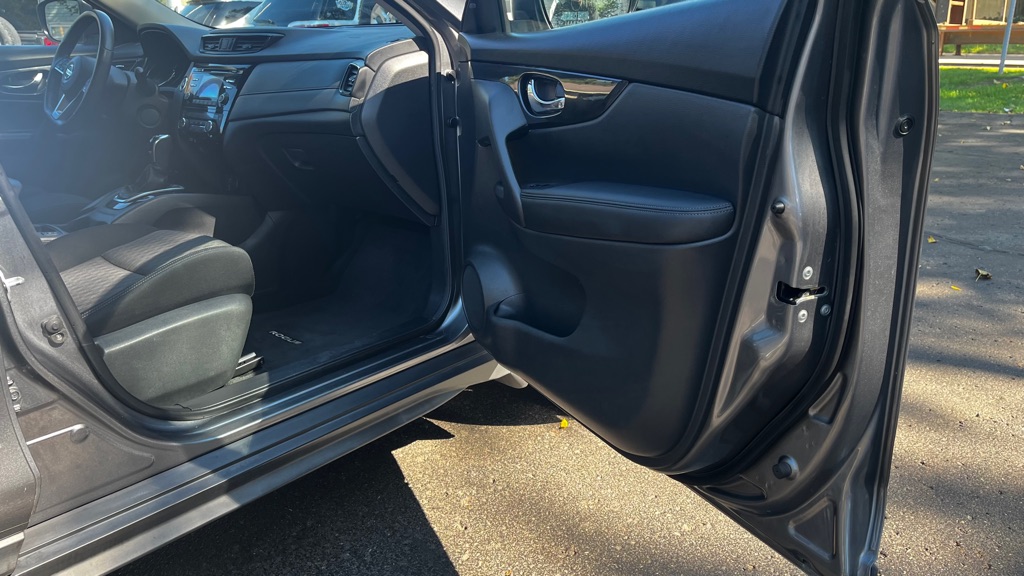 Photo 28 of this NISSAN ROGUE