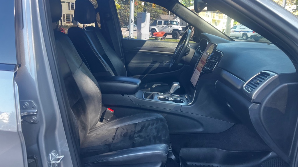 Photo 32 of this JEEP GRAND CHEROKEE