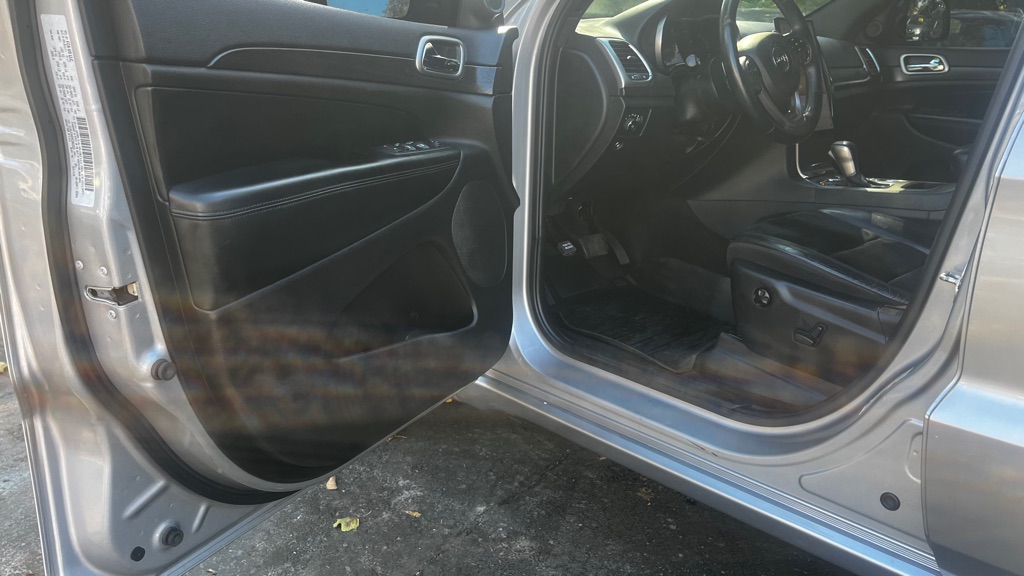 Photo 24 of this JEEP GRAND CHEROKEE