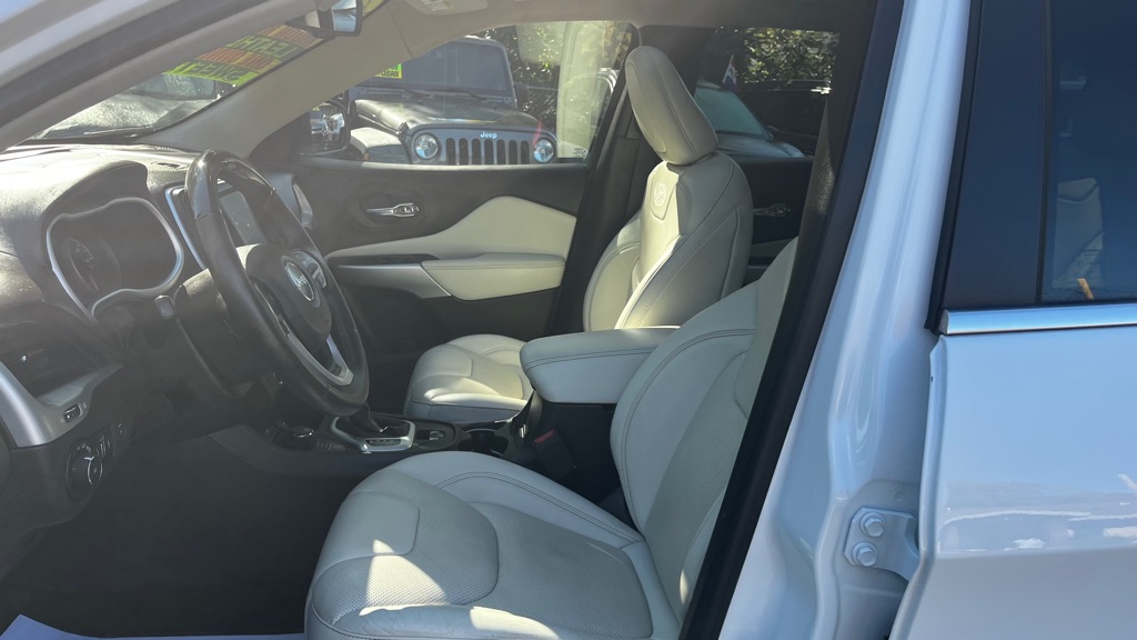 Photo 30 of this JEEP CHEROKEE