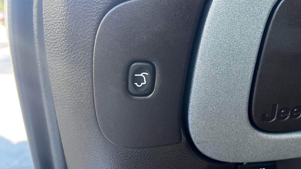 Photo 54 of this JEEP CHEROKEE