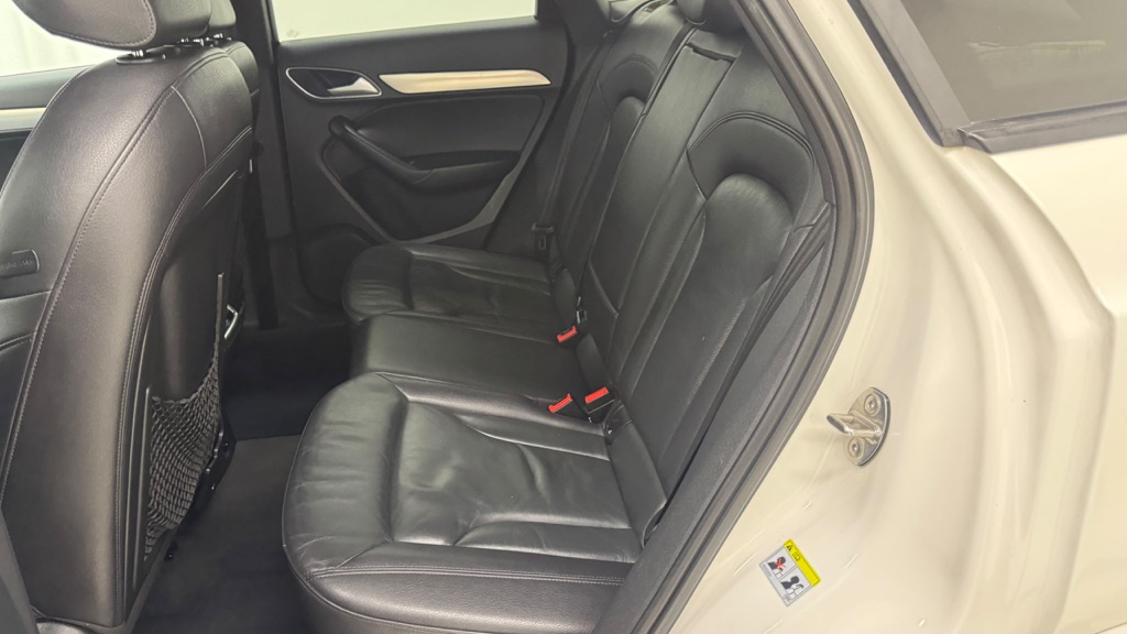 Photo 21 of this AUDI Q3