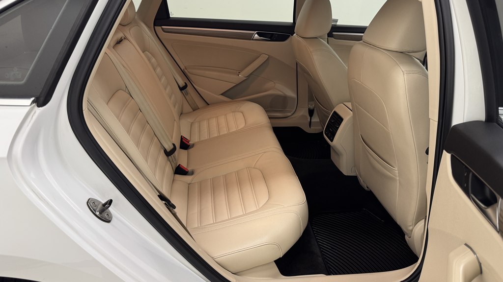 Photo 25 of this VOLKSWAGEN PASSAT