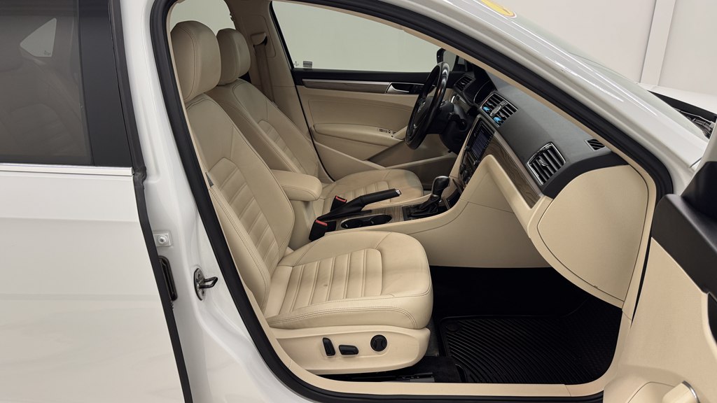 Photo 28 of this VOLKSWAGEN PASSAT