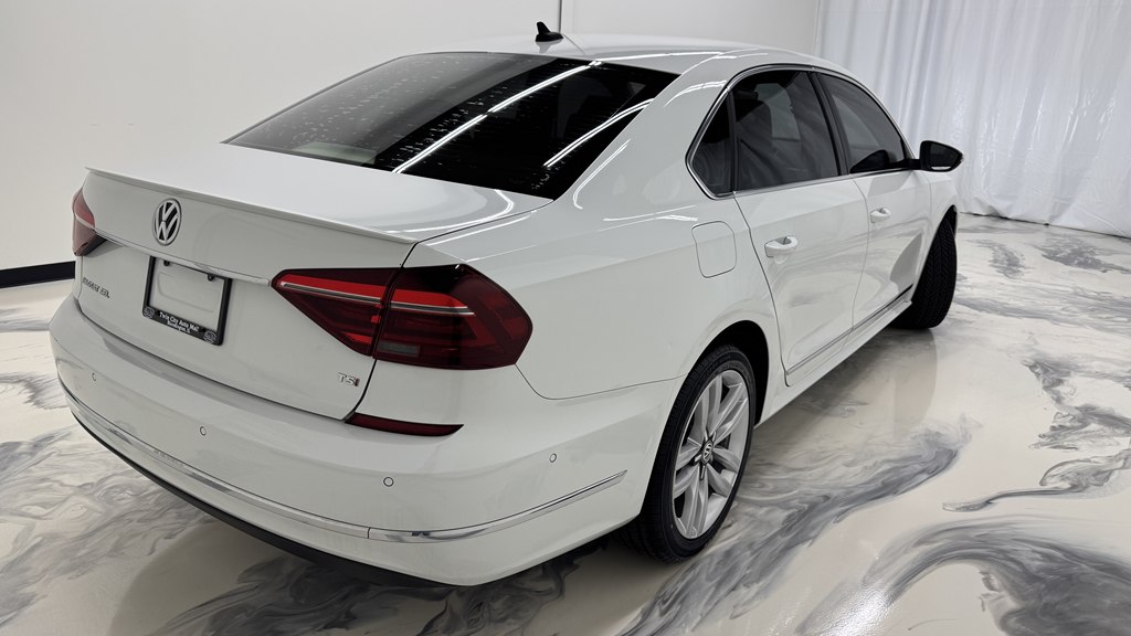 Photo 8 of this VOLKSWAGEN PASSAT