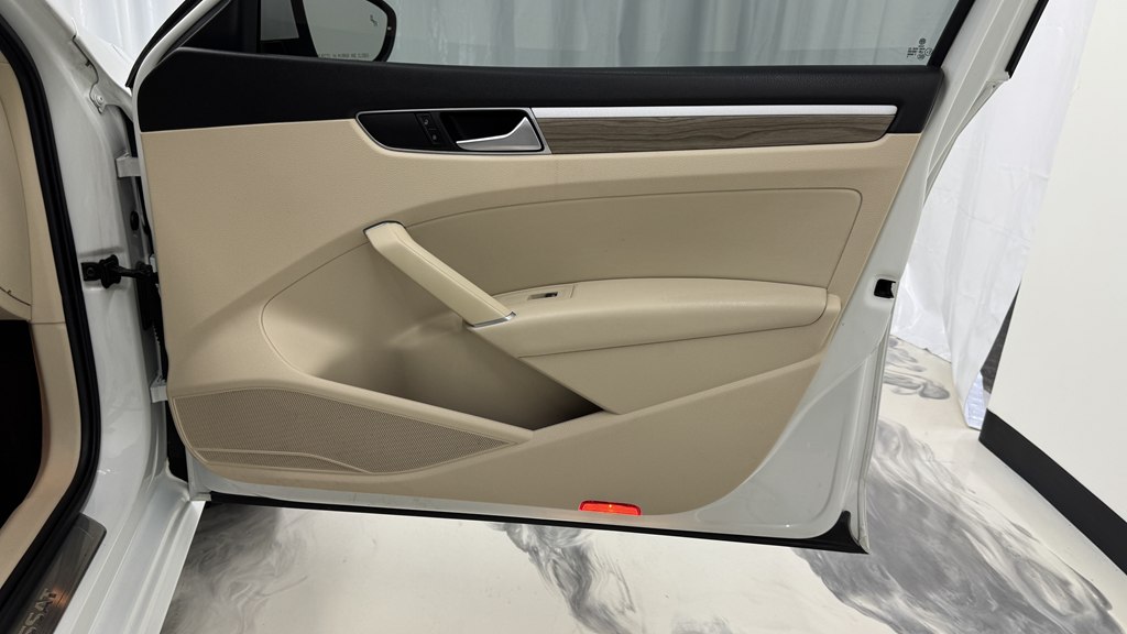 Photo 26 of this VOLKSWAGEN PASSAT