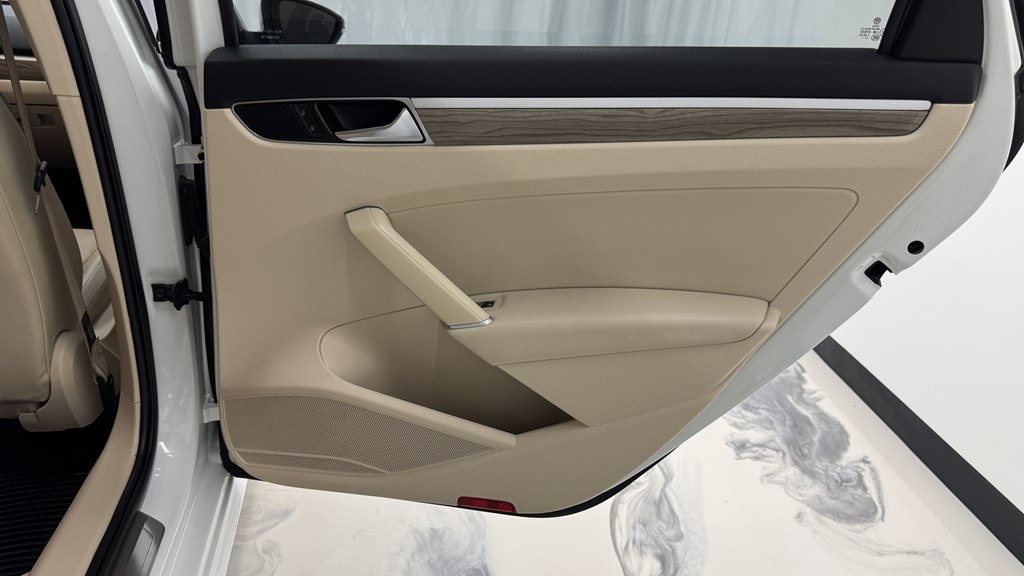 Photo 24 of this VOLKSWAGEN PASSAT