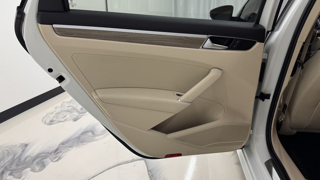 Photo 21 of this VOLKSWAGEN PASSAT