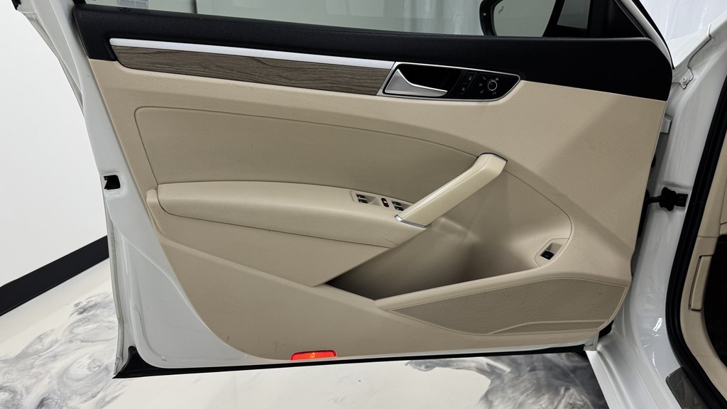 Photo 14 of this VOLKSWAGEN PASSAT