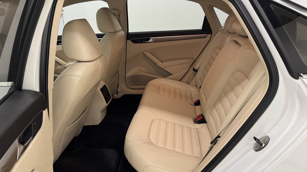 Photo 22 of this VOLKSWAGEN PASSAT
